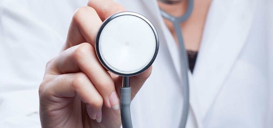 Um médico com estetoscópio