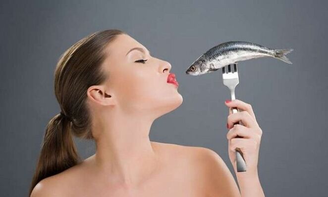 Peixe crua comendo